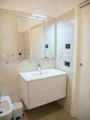 Dusche, Handtücher, Toilettenpapier