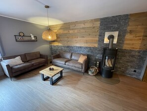 Una Smart TV, una chimenea