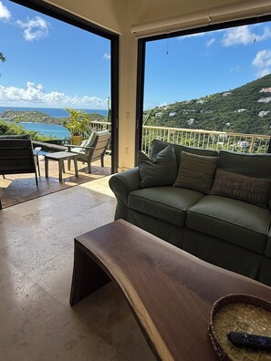 Smart-TV, bøker og stereoanlegg