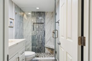 Combined shower/bathtub, hair dryer, towels - Renovated villa with fairway views, community pool & sundeck! (Hilton Head Island)