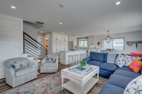 Beautifully Renovated 4BR Home / 2nd Row / Ocean Views + Parking for 5 vehicles