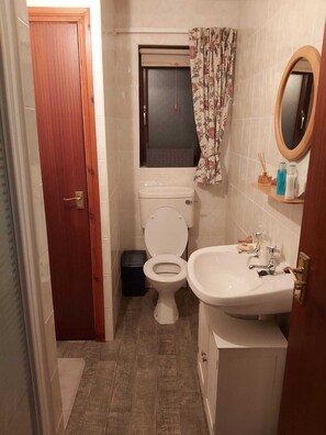 Cottage | Bathroom | Shower, free toiletries, hair dryer, towels
