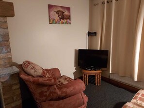 Cottage | Living room | 30-inch TV with digital channels, fireplace