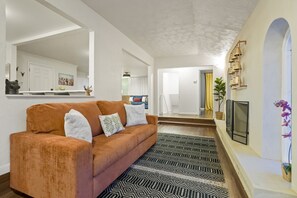 Een smart-tv, een tafeltennistafel, boeken en een stereo