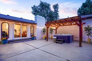 Terrace/patio - Unforgettable Stay - HOT TUB, Pool Table & Fire Pit- 4 Miles to DT! Two Kings! (Denver)