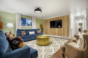 Smart TV, ping pong, books, stereo - Unforgettable Stay - HOT TUB, Pool Table & Fire Pit- 4 Miles to DT! Two Kings! (Denver)