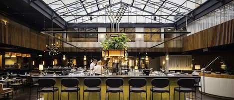 2 Bars/Lounges