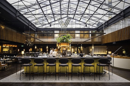 2 bars/lounges