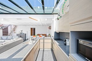 Réfrigérateur, micro-ondes, four, lave-vaisselle