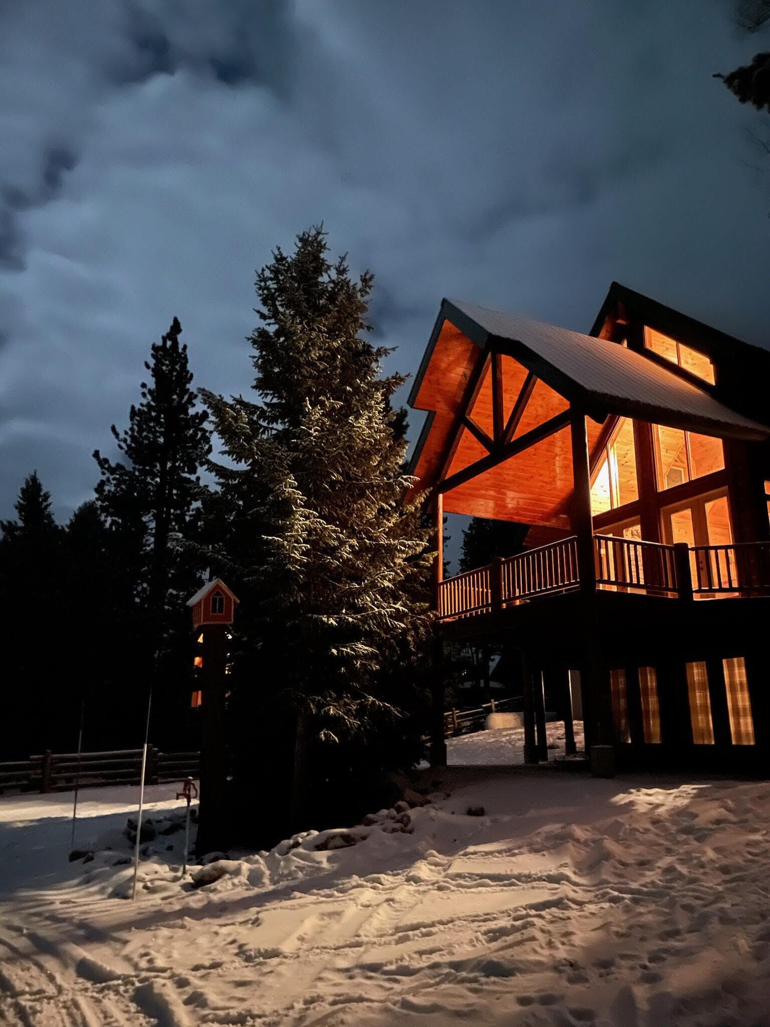 Evergreen Cabin Retreat near National Parks 2 king beds 4 bedrooms 3 bathrooms