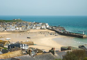 Beach - Manderley Penthouse – St Ives – Sleeps 2 – Parking – Sea Views (St Ives)
