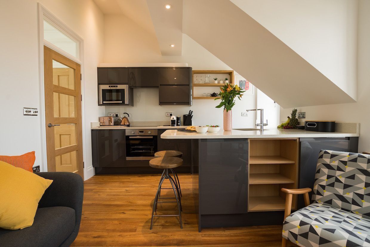 Kjøleskap, mikrobølgeovn, ovn og kokeplater