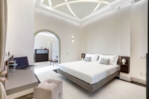 6 chambres, coffre-fort, bureau, fer et planche à repasser