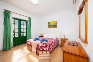 4 chambres, fer et planche à repasser, lit de bébé portatif, Wi-Fi