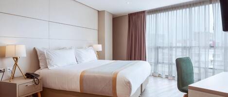 Chambre double, balcon, vue sur la ville | Vue de la chambre