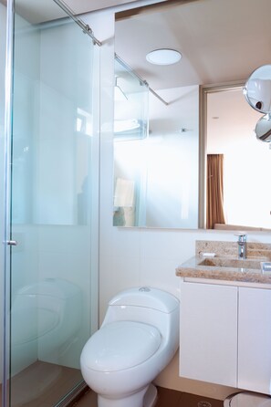 Een douche, een regendouche, handdoeken, zeep