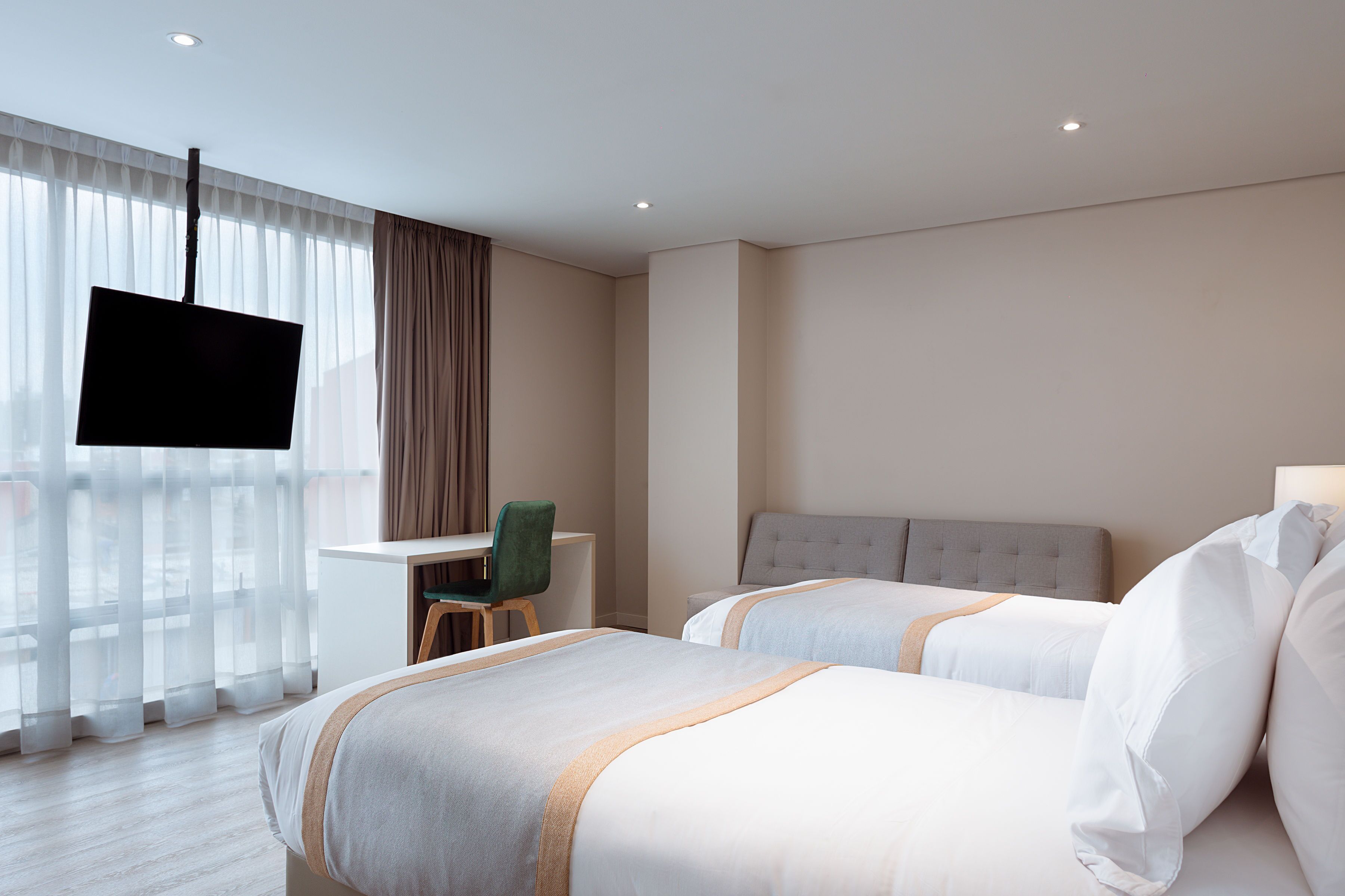 standard twin room | 1 bedroom, down duvets, in-room safe, desk