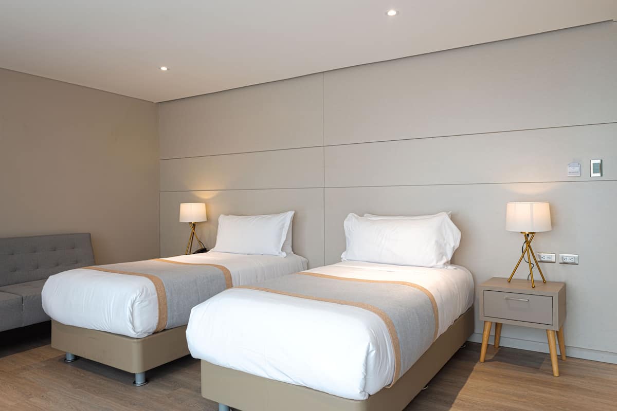 Standard-Zweibettzimmer | Daunenbettdecken, Zimmersafe, Schreibtisch, kostenloses WLAN