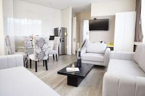 Traditional Studio | Living area | Flat-screen TV