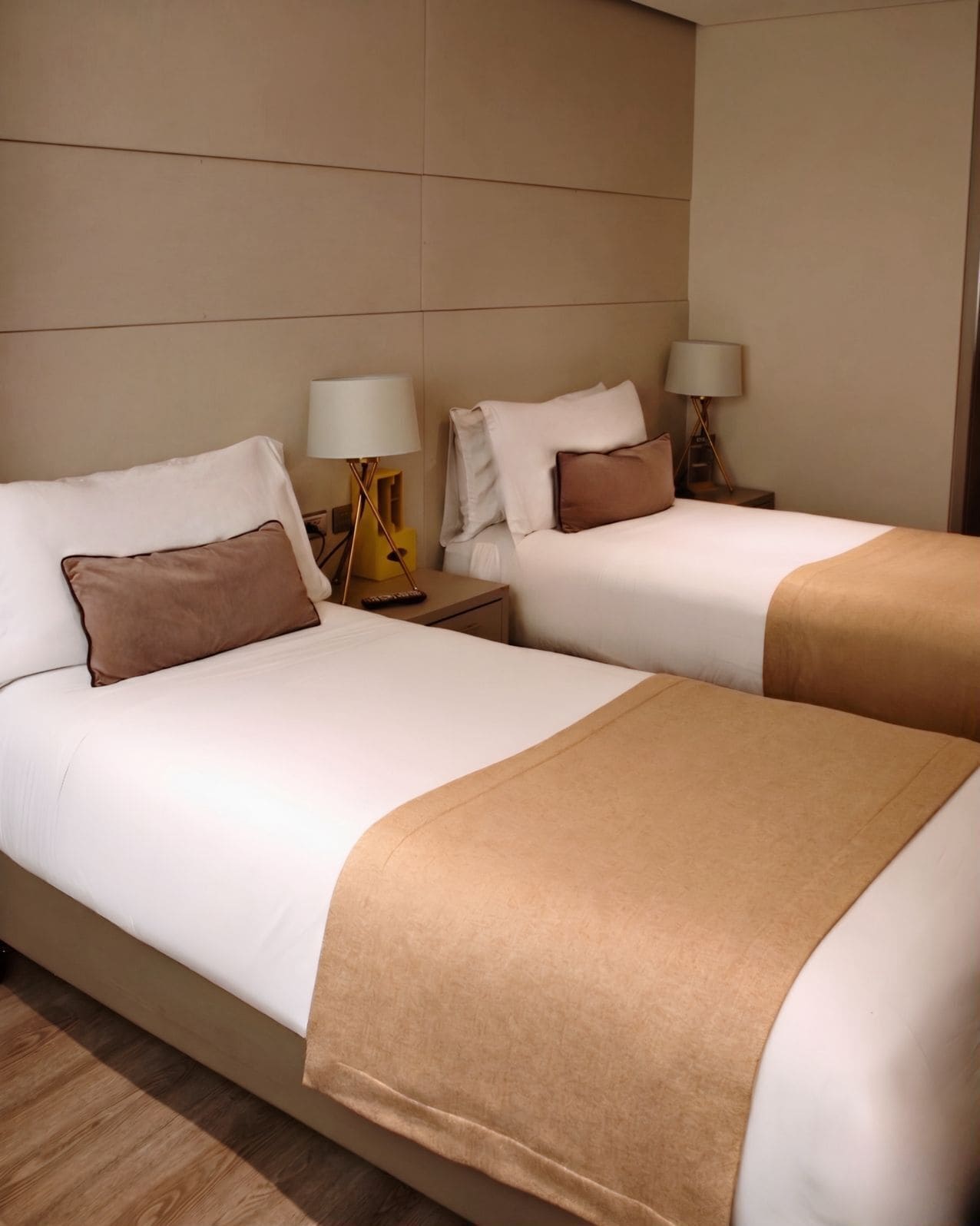 Standaard Twin kamer | Donzen dekbedden, een kluis op de kamer, een bureau, gratis wifi