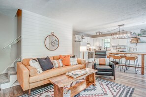 Smart TV, books - King Beds, Hot Tub, Screened Porch (Counce)