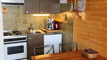 Fridge, oven, coffee/tea maker, electric kettle