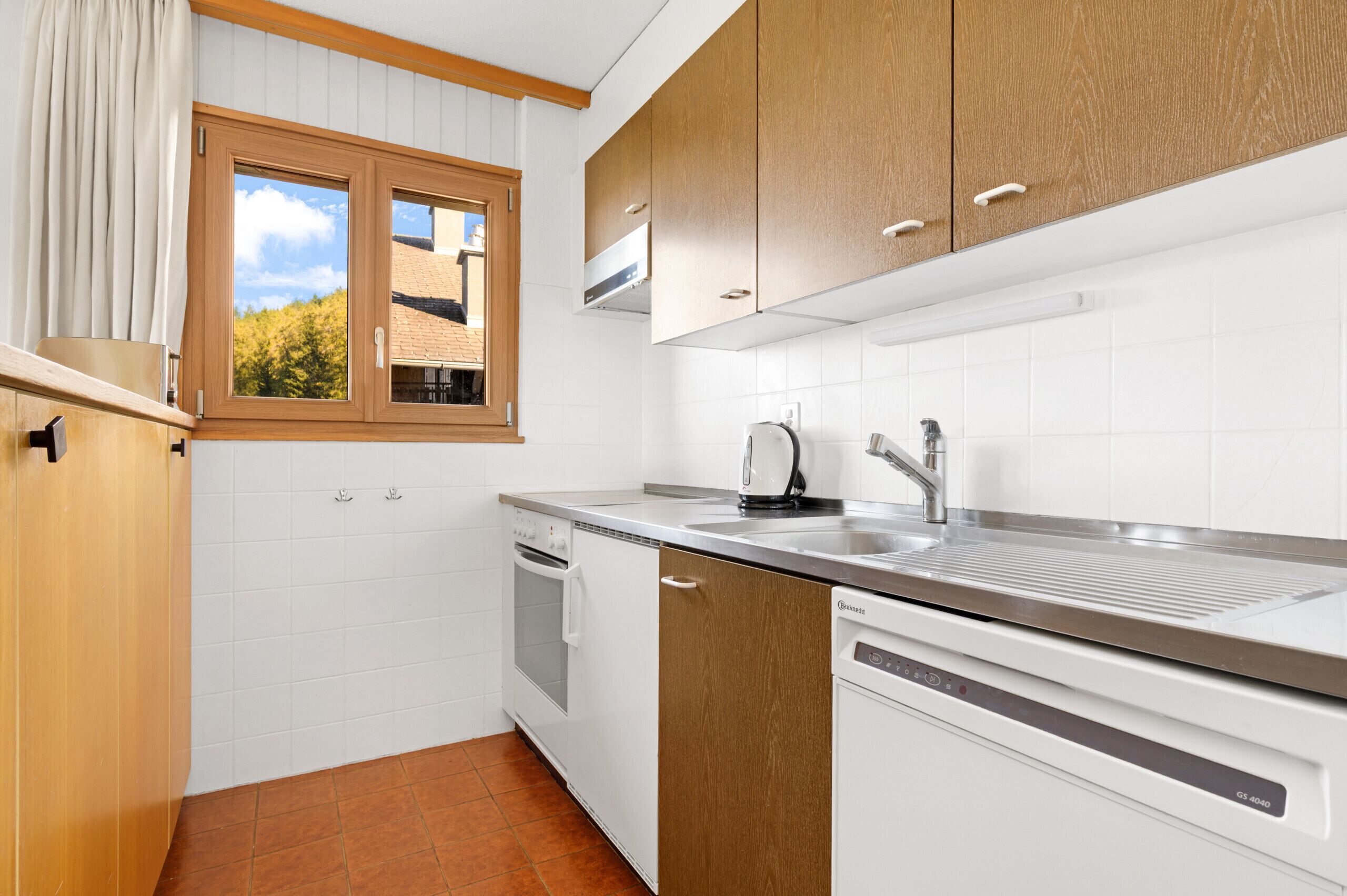 Fridge, oven, dishwasher, coffee/tea maker