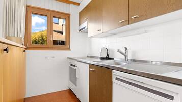 Fridge, oven, dishwasher, coffee/tea maker
