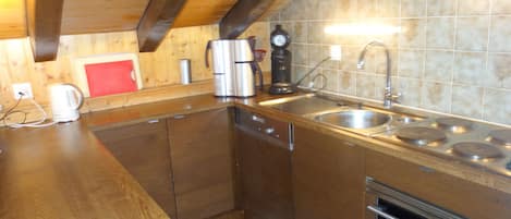 Een koelkast, een oven, een vaatwasser, een koffiezetapparaat/waterkoker