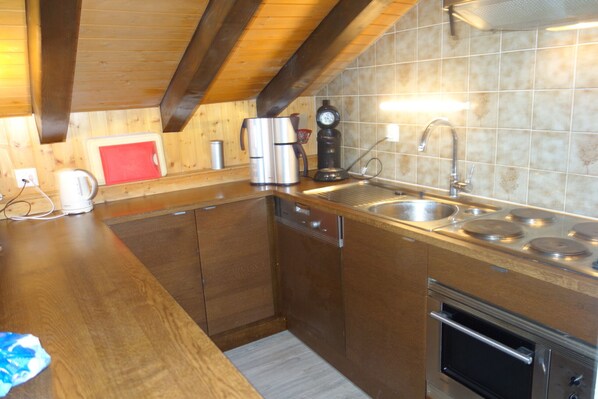 Een koelkast, een oven, een kookplaat, een vaatwasser
