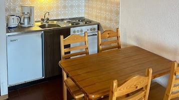 KĂŒhlschrank, Mikrowelle, Ofen, Wasserkocher mit Kaffee-/Teezubehör