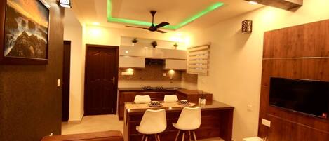 Appartement, meerdere bedden | Woonkamer | Een 30-inch televisie met digitale zenders