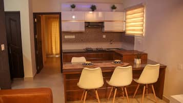 Apartment, Multiple Beds | Private kitchen | Fridge, stovetop, toaster, cookware/dishes/utensils