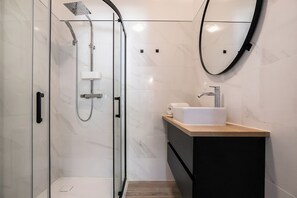 Badewanne, Bidet, Handtücher, Toilettenpapier