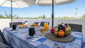 Ein Tisch, gedeckt für ein Frühstück, mit Blick auf die Landschaft.