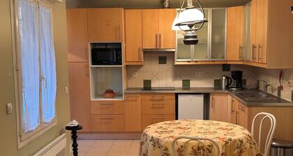 HOUSE WITH GARDEN 20 minutes from the center of Paris