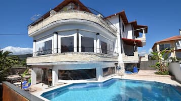 Piscina all'aperto, una piscina riscaldata