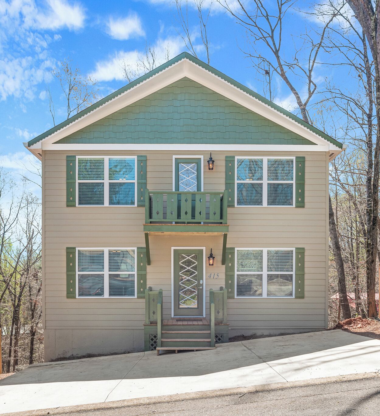 ★ Yonah Mountain View ★ NEWER + DIVINE ★ 2 GIANT Patios ★ Gas Grill + Hot Tub