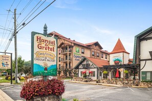 A building with a sign for Hansel & Gretel Candy Kitchen & Chocolate Factory, Holiday Inn Express & Suites, and King's Court.