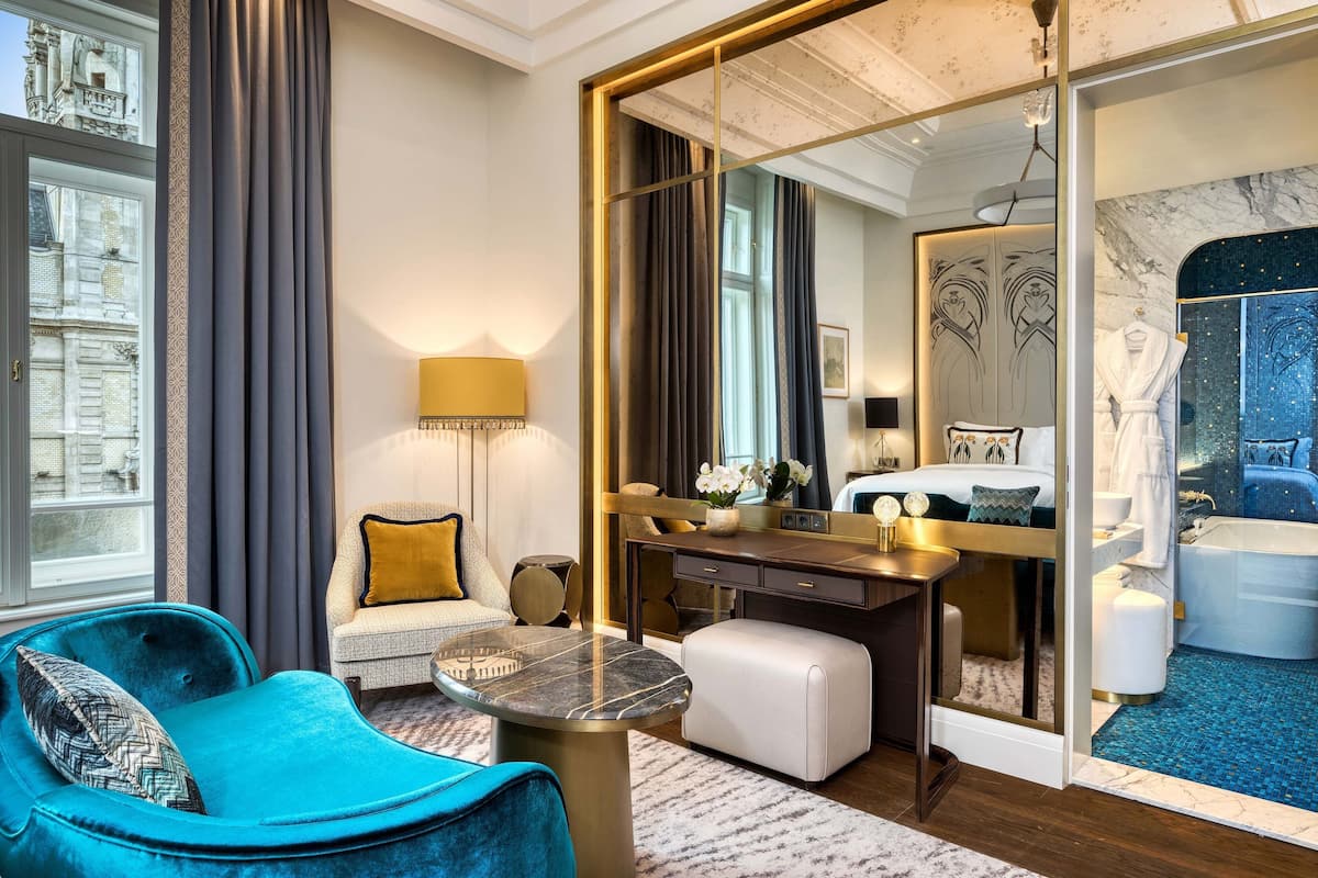 1 bedroom, Frette Italian sheets, premium bedding, down comforters
