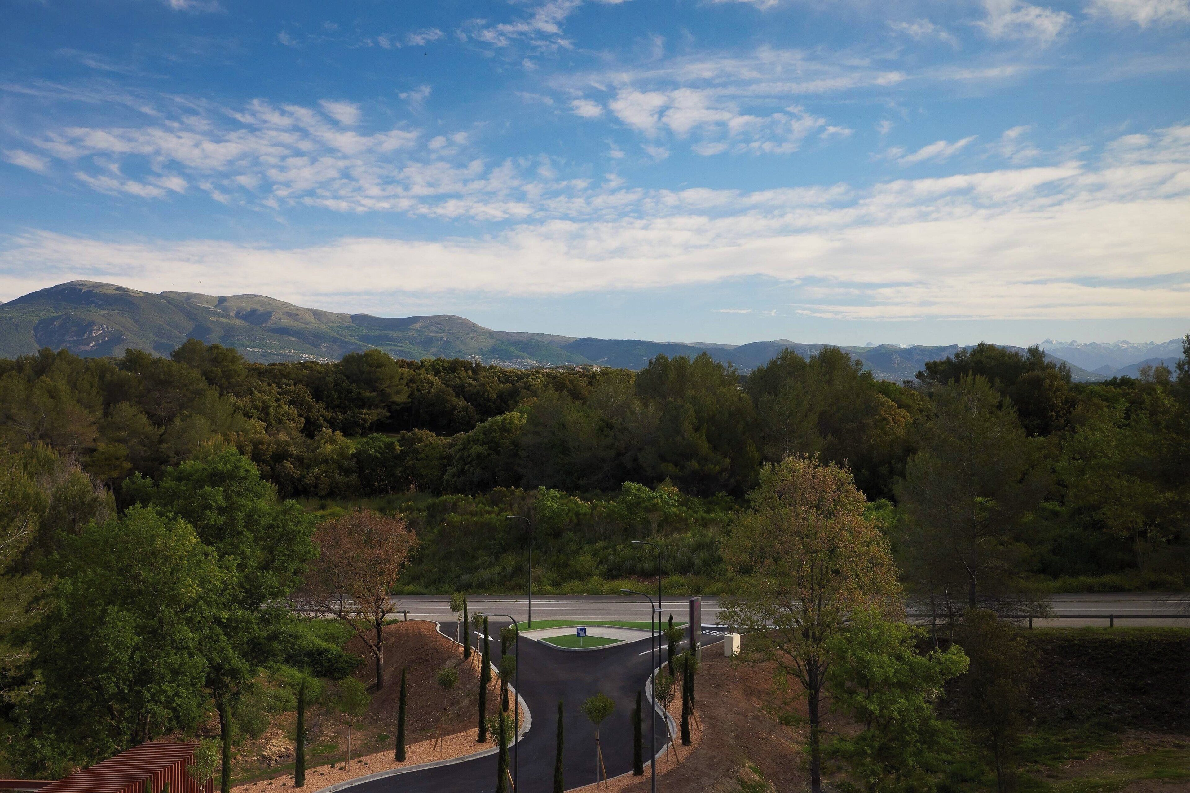 desk, soundproofing, free cots/infant beds, free wifi