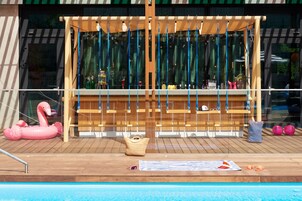 Una piscina al aire libre de temporada