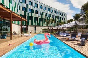 Una piscina al aire libre de temporada