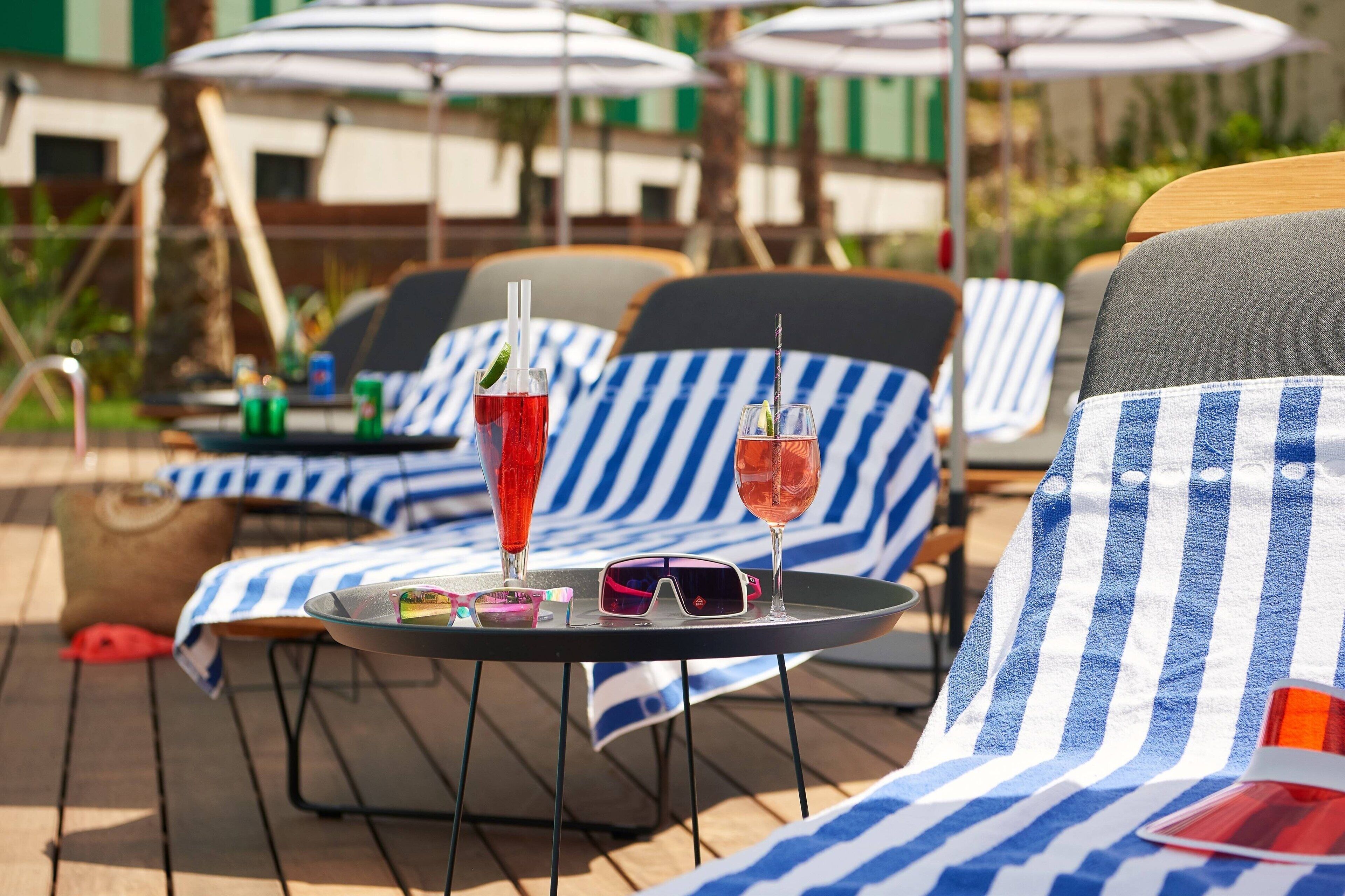 Hồ bơi ngoài trời phục vụ theo mùa 