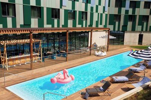 Una piscina al aire libre de temporada