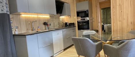 Frigorífico, microondas, horno y placa de cocina