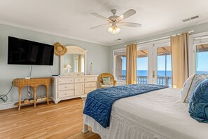 3 bedrooms, iron/ironing board, Internet, bed sheets - Beachfront Butler Ave townhome with 3 decks and direct beach access (Tybee Island)