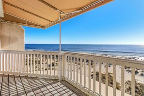 Property grounds - Beachfront Butler Ave townhome with 3 decks and direct beach access (Tybee Island)