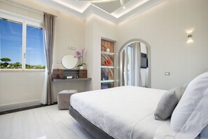 6 chambres, coffres-forts dans les chambres, bureau
