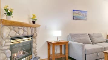 Televisión y chimenea